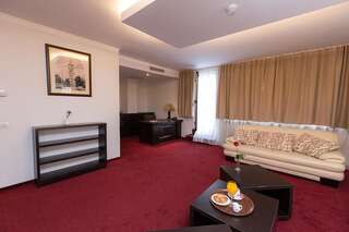 Отель Ramada Iasi City Center Яссы Люкс с кроватью размера «king-size»-3