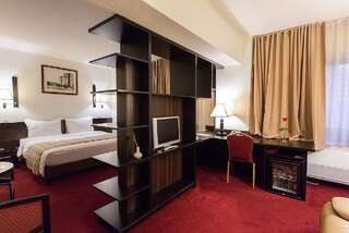 Отель Ramada Iasi City Center Яссы Номер с кроватью размера «queen-size»-2